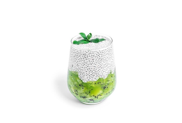 Budino di Chia con kiwi isolato. Dessert sano multistrato. Mousse di Chia.