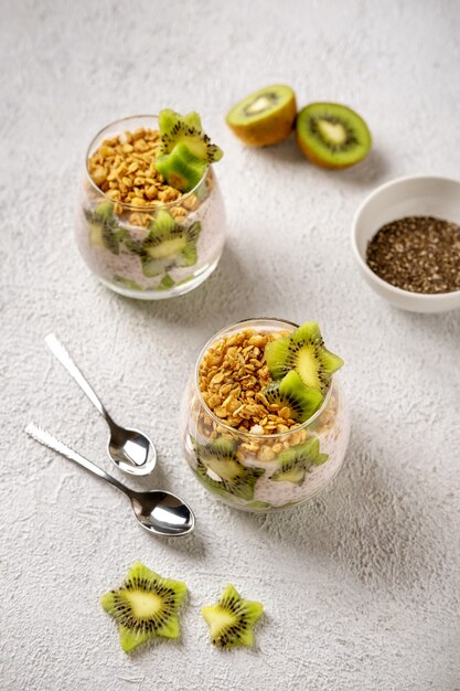 Budino di Chia con kiwi su sfondo grigio. Alimentazione sana, superfood. Vista del primo piano.