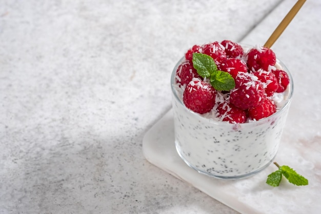 Budino di chia con latte di cocco e lampone