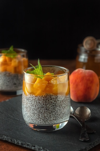 Budino di Chia con latte di cocco e pesche