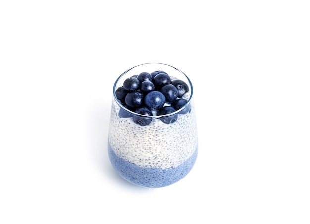 Budino di Chia con mirtilli isolato su sfondo bianco. Dessert sano multistrato. Mousse di chia blu. Foto di alta qualità