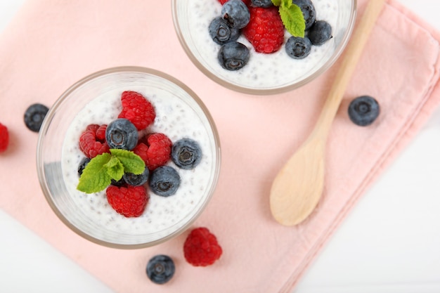 Budino di Chia con yogurt naturale e frutti di bosco freschi primo piano sul tavolo
