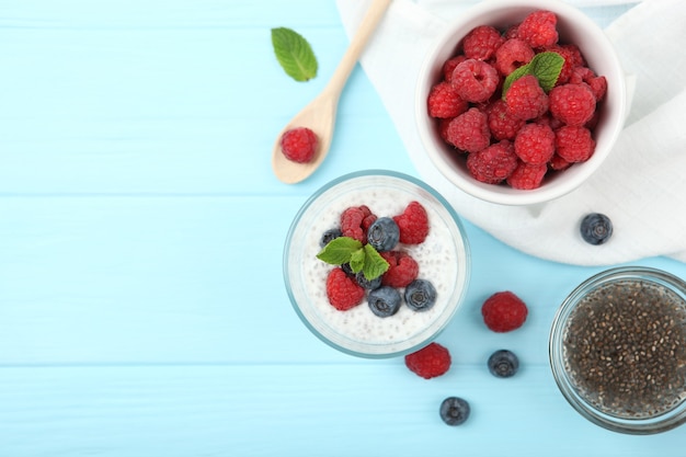 Budino di Chia con yogurt naturale e frutti di bosco freschi primo piano sul tavolo