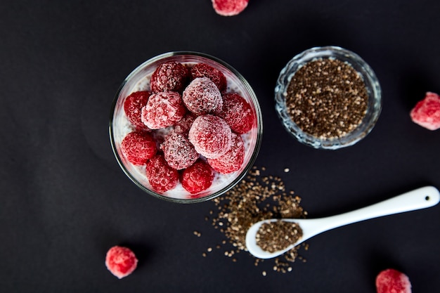 Budino di chia sano con lamponi in vetro