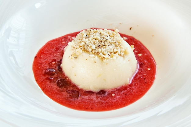 Budino di farina d'avena da dessert con marmellata