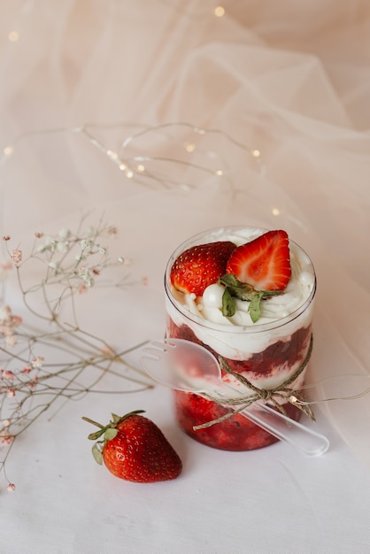 Budino di frutta con mandarino in una tazza trasparente sul tavolo