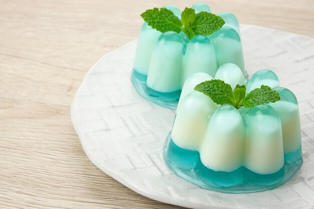 Budino di litchi dolce e setoso condito con foglie di menta