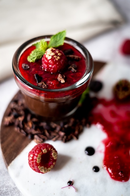 Budino di Mousse al Cioccolato fondente con lamponi.