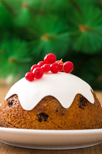 Budino di Natale sul tavolo di legno