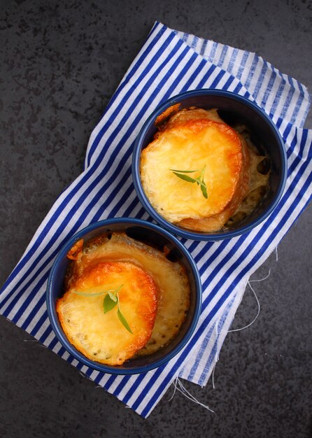 Budino di pane con formaggio e latte