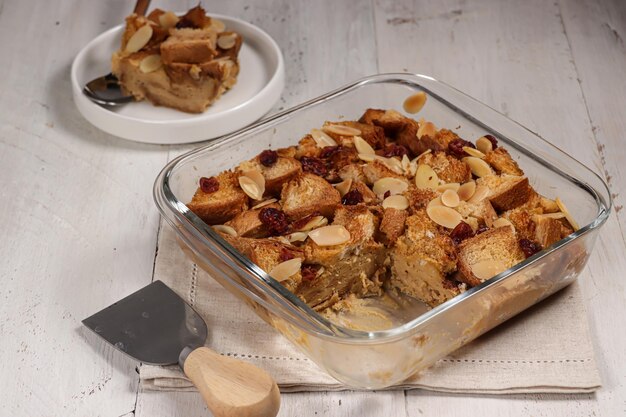 Budino di pane o budino roti tawar topping con fetta di mandorle e mirtillo rosso essiccato