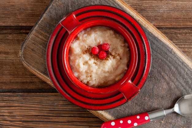 Budino di porridge di riso in stile scandinavo tradizionale con miele Primo piano vista dall'altox9