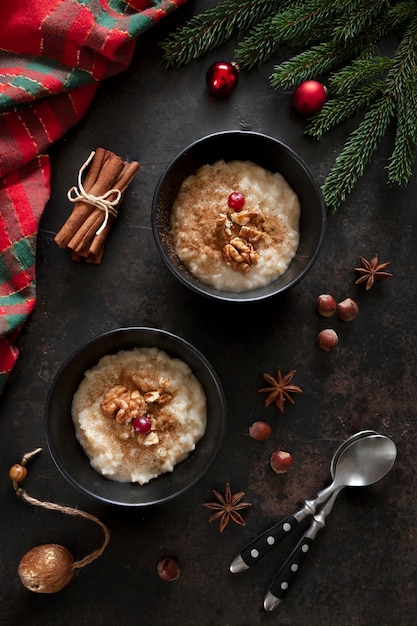 Budino di porridge di riso tradizionale in stile scandinavo in stile natalizio con decorazioni ravvicinate vista dall'alto piatto
