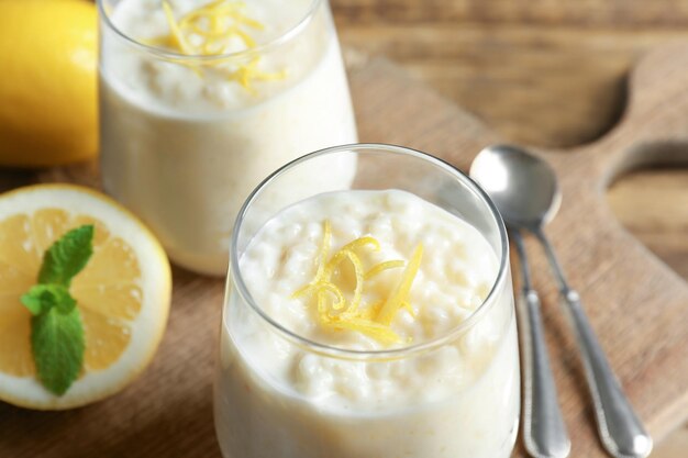 Budino di riso cremoso con limone sul primo piano della tavola