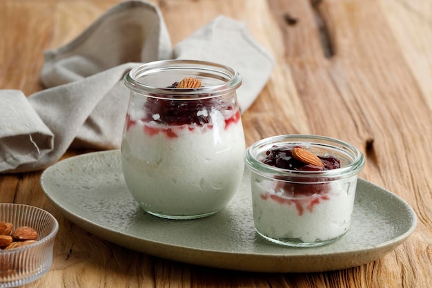 Budino di riso cremoso danese Risalamande Dessert dolce con salsa di ciliegie per la cena di Natale