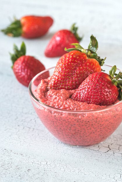 Budino di semi di chia alla fragola