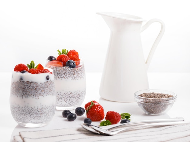 Budino di semi di chia con frutti di bosco su sfondo bianco lampone fragola mirtillo