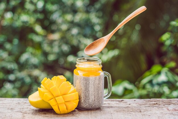 Budino di semi di chia con latte di mandorle e mango fresco con cucchiaio levitante