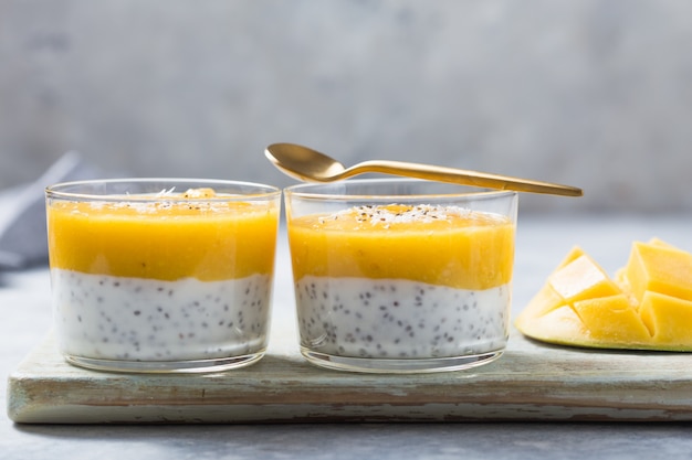 Budino di semi di Chia con mango in barattoli di vetro. Cibo pulito, concetto di cibo vegetariano vegano sano