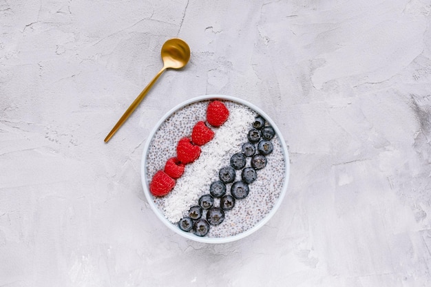 Budino di semi di chia durante la notte con frutti di bosco freschi nello spazio della copia della ciotola