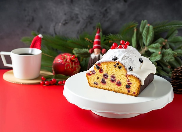 Budino di torta di Natale con candele rosse