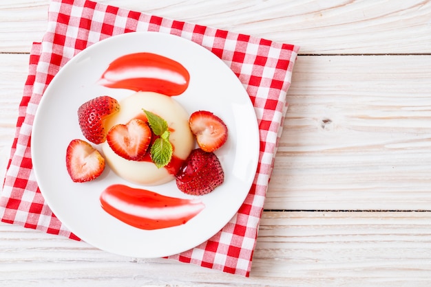 budino di yogurt con fragole fresche