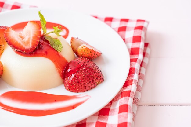 budino di yogurt con fragole fresche