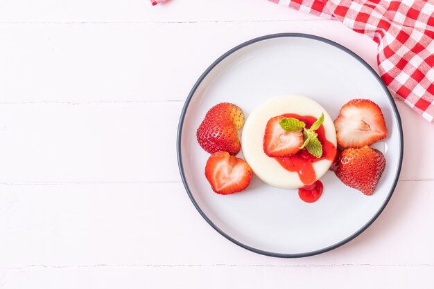 budino di yogurt con fragole fresche