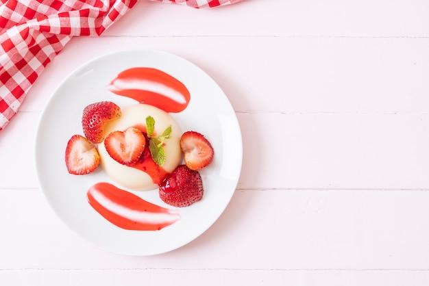 budino di yogurt con fragole fresche