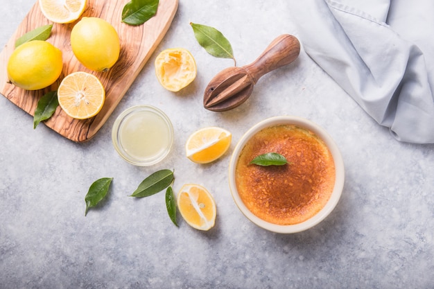 Budino fatto in casa con limoni freschi