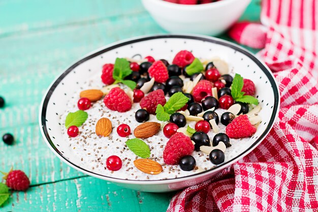 Budino vegano ai semi di chia con latte di mandorle con lamponi, more e menta.