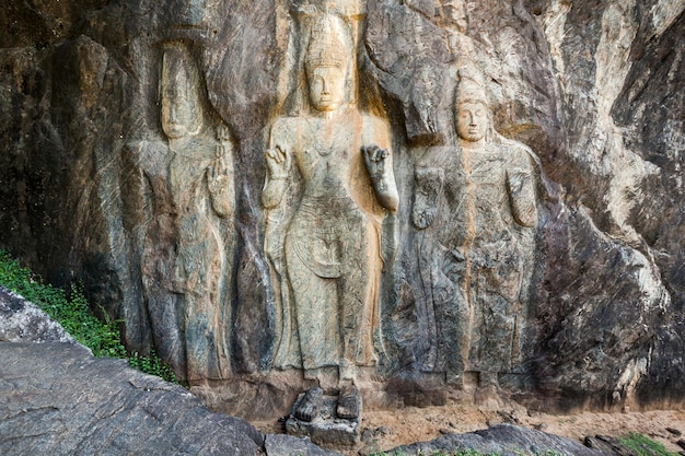 Buduruwagala incisioni rupestri presso l'antico tempio buddista Buduruwagala in Sri Lanka
