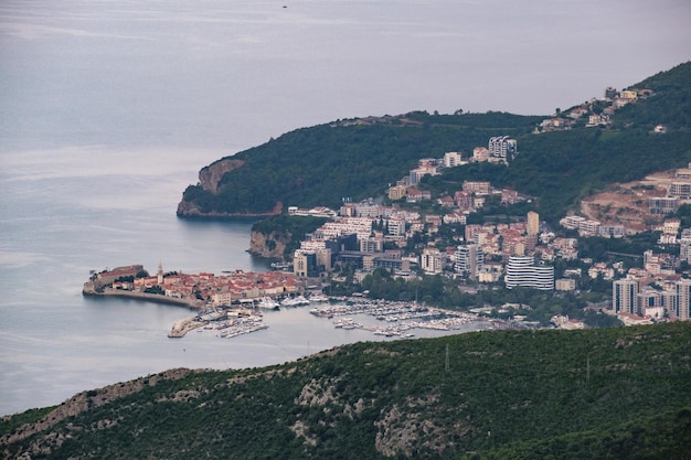 Budva Montenegro Balcani Mare Adriatico Vista dalla cima del percorso della strada di montagna