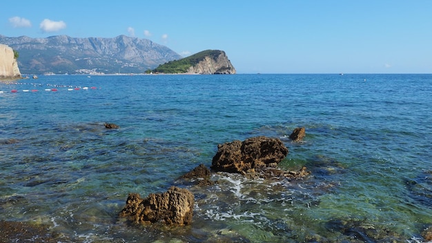 Budva montenegro bellissima giornata estiva sul mare Adriatico l'isola di Sveti Nikola si trova di fronte a