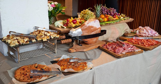 Buffet colorato con frutta fresca di stagione e diversi tipi di Prosciutto