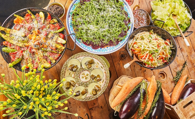 Buffet con ampia scelta di piatti di verdure e insalate