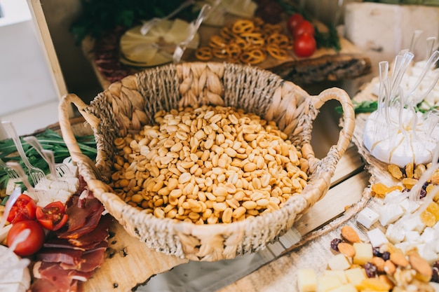 Buffet di carne, formaggio e noce moscata con vari snack.