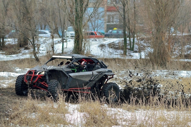 Buggy giro estremo su fango e acqua