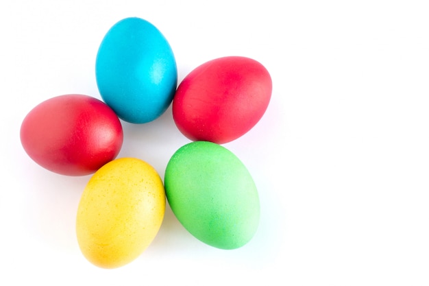 Bugia multicolore delle uova di Pasqua. Uovo giallo, rosso, verde e blu piegato a forma di fiore