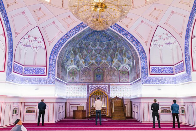 Bukhara Uzbekistan Dicembre 2021 Interni e fedeli alla Moschea di Bolo House