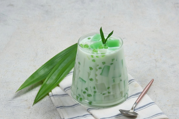 buko pandan o insalata di buko di solito affettata come una giovane insalata di cocco, un dessert di macedonia di frutta filippino