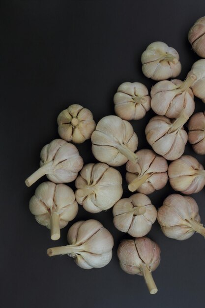 Bulbi d'aglio Allium sativum Concetto piatto Composizione diagonale