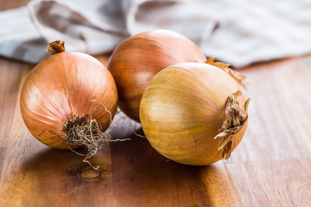 Bulbi di cipolla fresca sulla tavola di legno