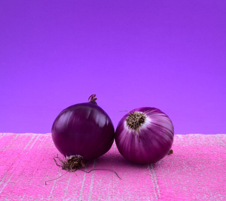 Bulbi di cipolla viola still life fine art style colorato culinario vegetale in rosa con lilla blue