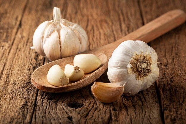 Bulbo d'aglio e spicchi d'aglio sul tavolo di legno