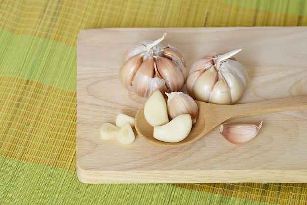 Bulbo di aglio preparato sul tagliere per cucinare