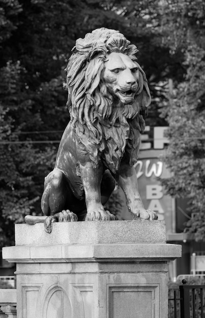 Bulgaria, Sofia; una delle statue di leoni di bronzo sul Ponte dei Leoni