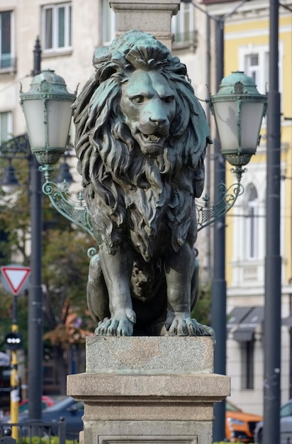 Bulgaria, Sofia; una delle statue di leoni in bronzo sul Ponte dei Leoni