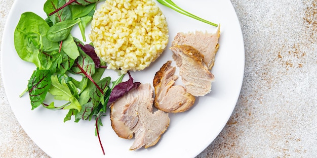 Bulgur carne e insalata lascia lattuga pasto sano dieta spuntino sul tavolo copia spazio cibo