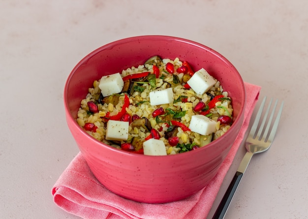 Bulgur con formaggio, pepe, melanzane e melograno.